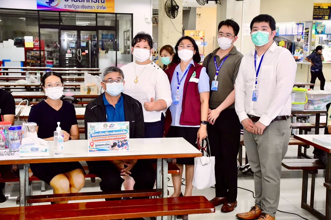 ผู้อำนวยการโรงพยาบาลพุทธโสธร เยี่ยมจุดบริการอินเทอร์เน็ตชั่วคราวสำหรับผู้ประสบอุทกภัย